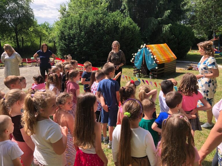 Încă un proiect finalizat cu succes la Grădinița cu „Floare de colț” Brad: Copiii s-au bucurat de o grădină care a prins viață și culoare
