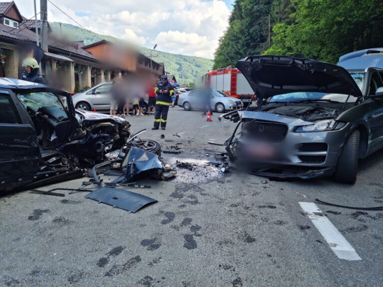 (VIDEO) Patru mașini au fost implicate într-un accident pe DN1 E60, Cluj – Oradea, în Negreni 