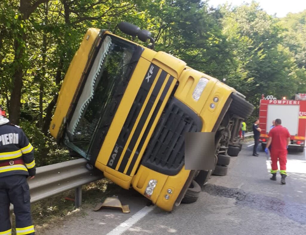 Un TIR s-a răsturnat pe DN1 E60 Cluj-Oradea, în Bucea