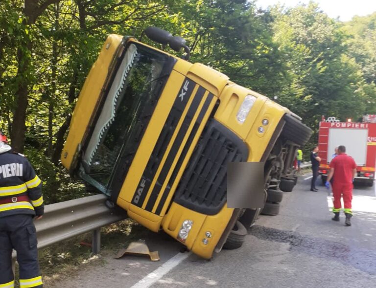 Un TIR s-a răsturnat pe DN1 E60 Cluj-Oradea, în Bucea