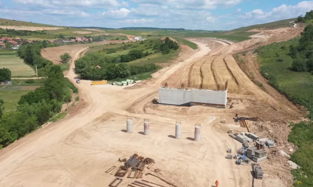 (VIDEO) Continuă construcția sectoarelor de autostradă Nădășelu–Mihăiești și Mihăiești–Zimbor