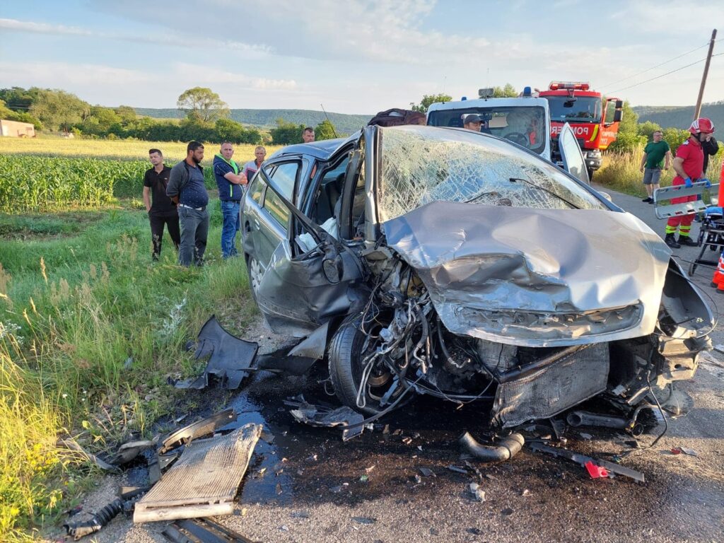 Accident teribil pe DJ107M la ieșire din Stolna: Patru persoane au fost transportate la spital!