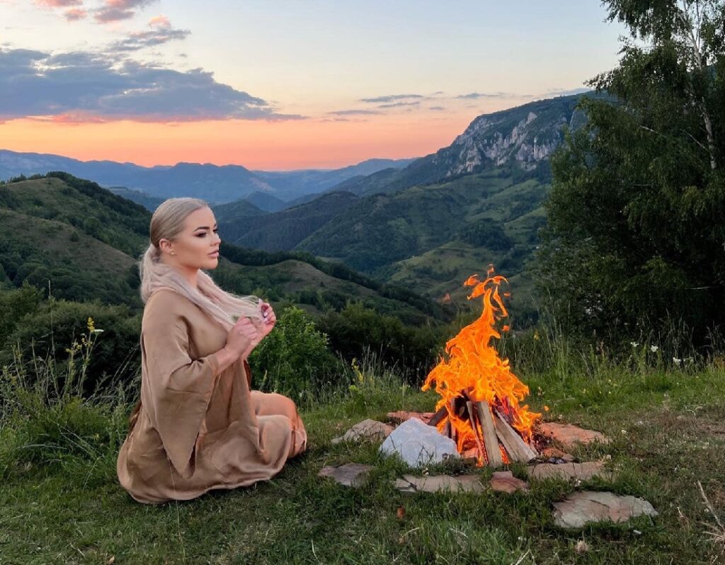 Carmen de la Sălciua promovează Munții Apuseni și a lansat cel mai nou clip din satul natal, Sălciua