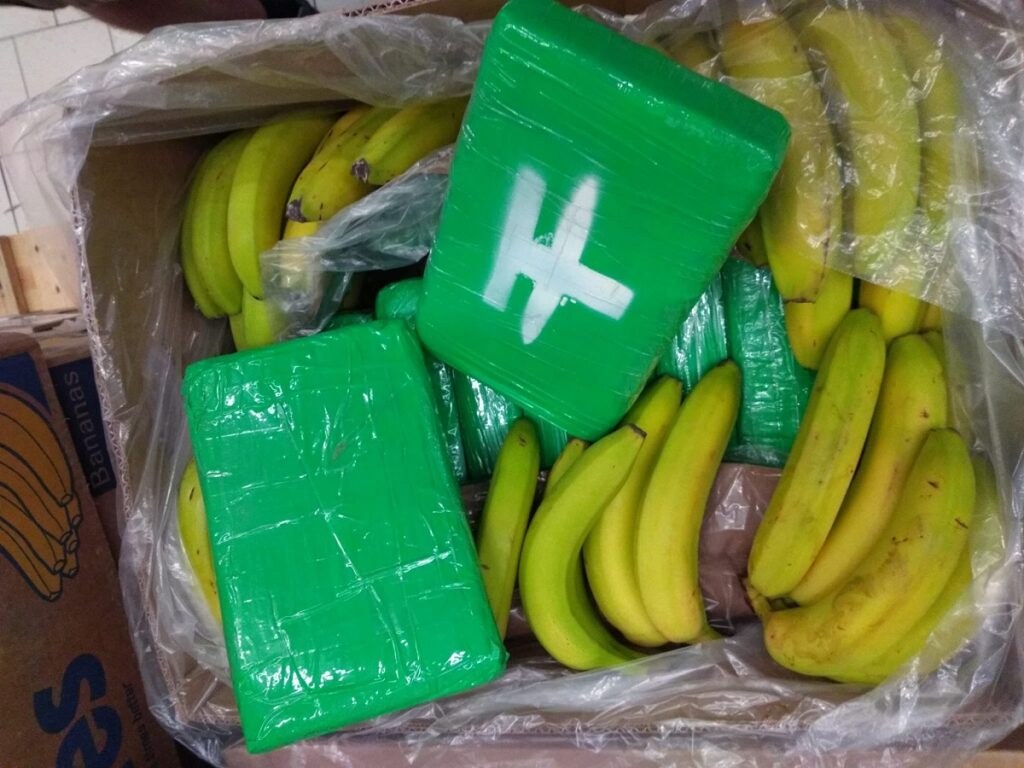 O jumătate de tonă de cocaină ascunsă în cutii cu banane a fost descoperită în supermarketurile din Cehia
