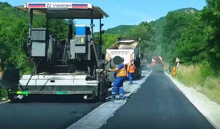 Se efectuează lucrări de așternere covor asfaltic pe DN75 în județul Cluj