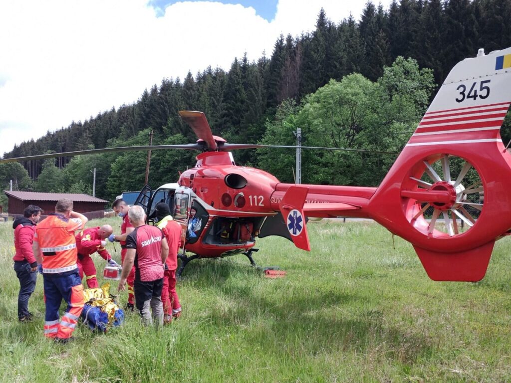 Jos pălăria! Salvamontiștii clujeni au salvat doi motocicliști căzuți într-o râpă pe Valea Stanciului din Răchițele!