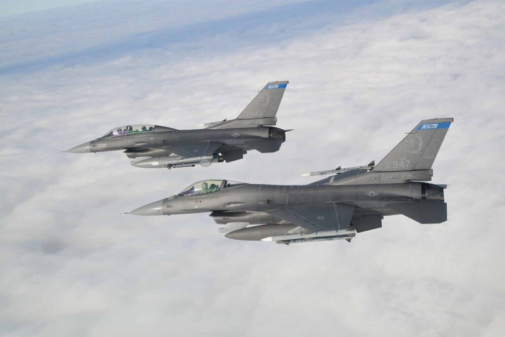 Un avion străin a intrat în spațiul aerian al României fără aprobare: Două avioane F16 l-au interceptat