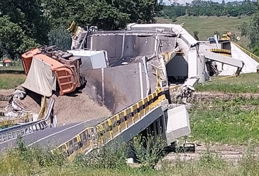 (VIDEO) România lui pește prăjit: Un pod rutier recent modernizat s-a PRĂBUȘIT