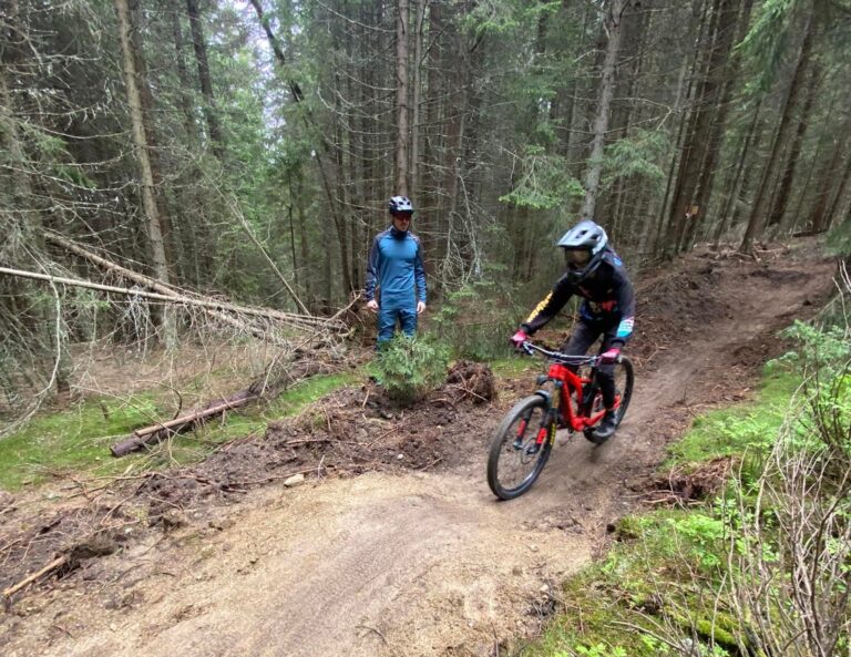 S-a deschis Buscat Ride Park: Singurul traseul de carturi montane din Romania și 9 trasee de biciclete deservite de telescaun!