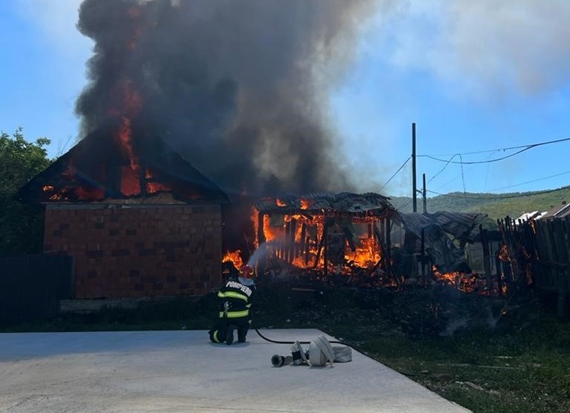 Incendiu de proporții la o casă din Nucet: Pompierii au reușit să evite o explozie, scoțând o butelie din clădirea incendiată!