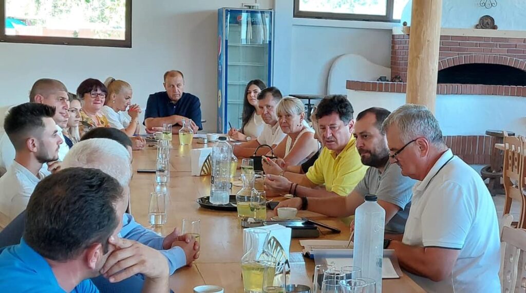 Primarii din zona de munte a Aradului, din Țara Zarandului, s-au reunit la Hălmagiu: Ce au discutat cu liderii județeni?