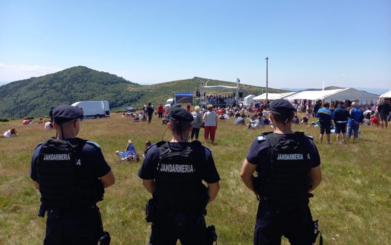Șase bărbați au făcut scandal la Târgul de Fete de pe Muntele Găina: Jandarmii au intervenit prompt