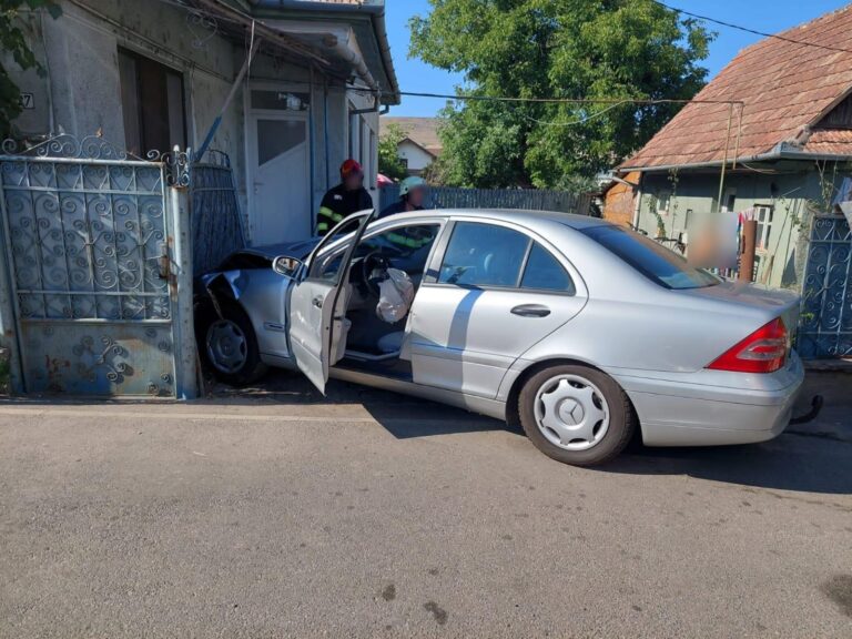 Accident în Florești: Un șofer a demolat gardul unei case!