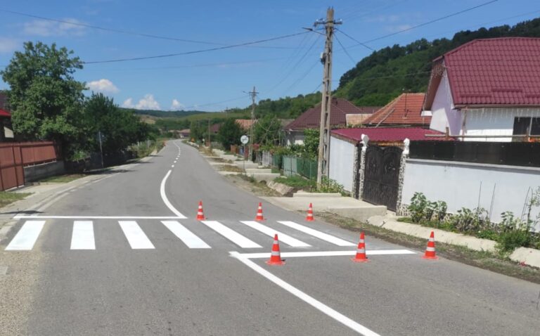Au fost finalizate lucrările de marcaje rutiere pe mai multe drumuri din Apuseni
