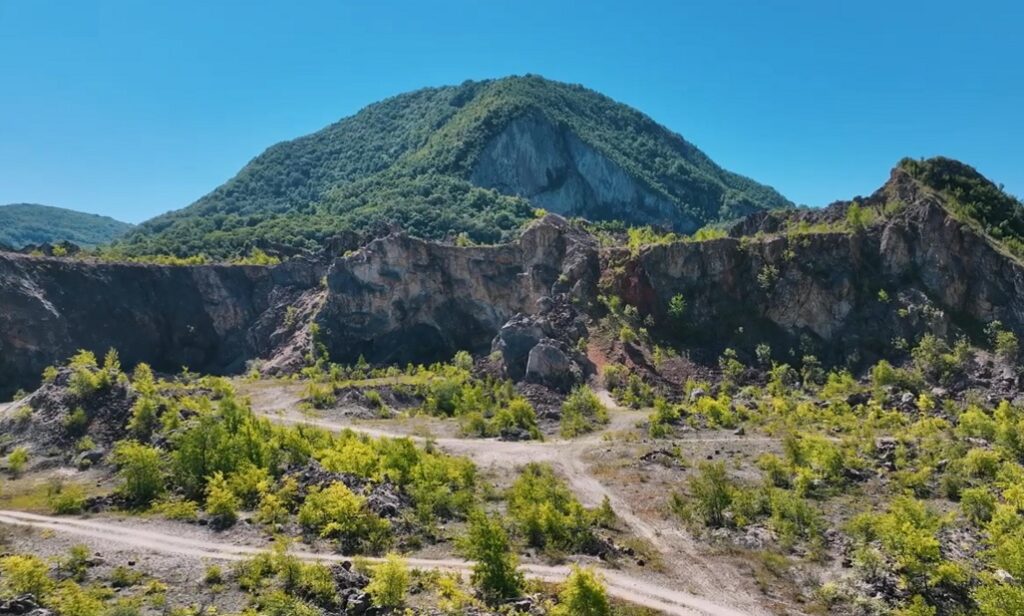 Ținutul vegheat de șoimi și păzit de vipere – Măgurile Băiței, peisaj de legendă, din Apuseni