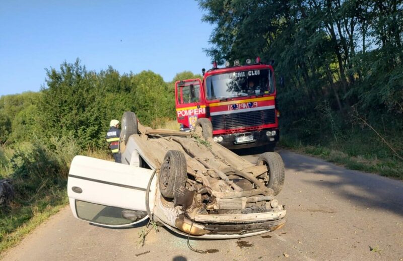 (FOTO) Accident: O mașină s-a răsturnat între Băișoara și Iara pe DJ107M