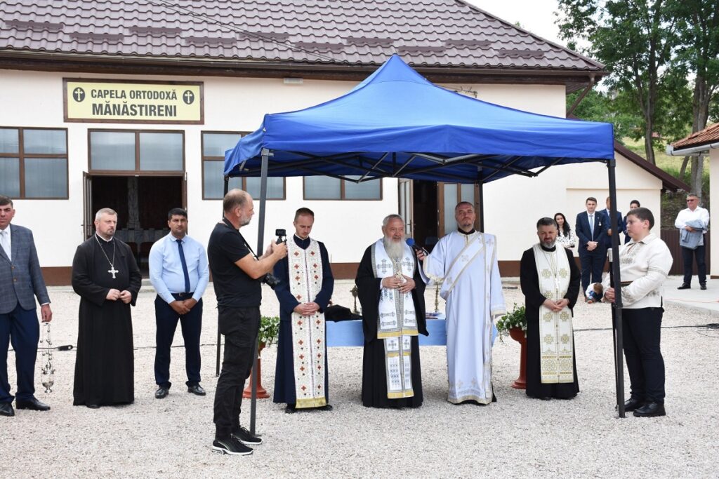ÎPS Andrei a sfințit capela mortuară din Mănăstireni și a binecuvântat lucrările efectuate la Căminul Cultural și Complexul „Paniro”
