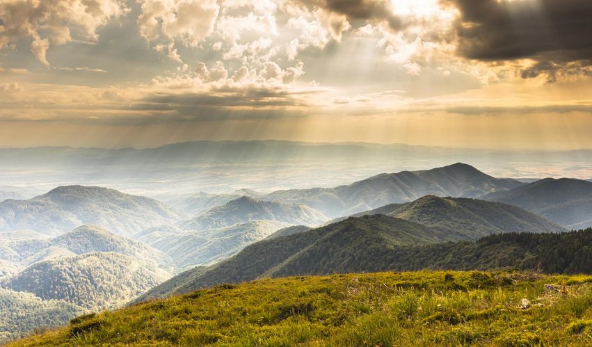 FOTO senzațională cu depresiunea Beiușului văzută de pe Vârful Cornu Munților