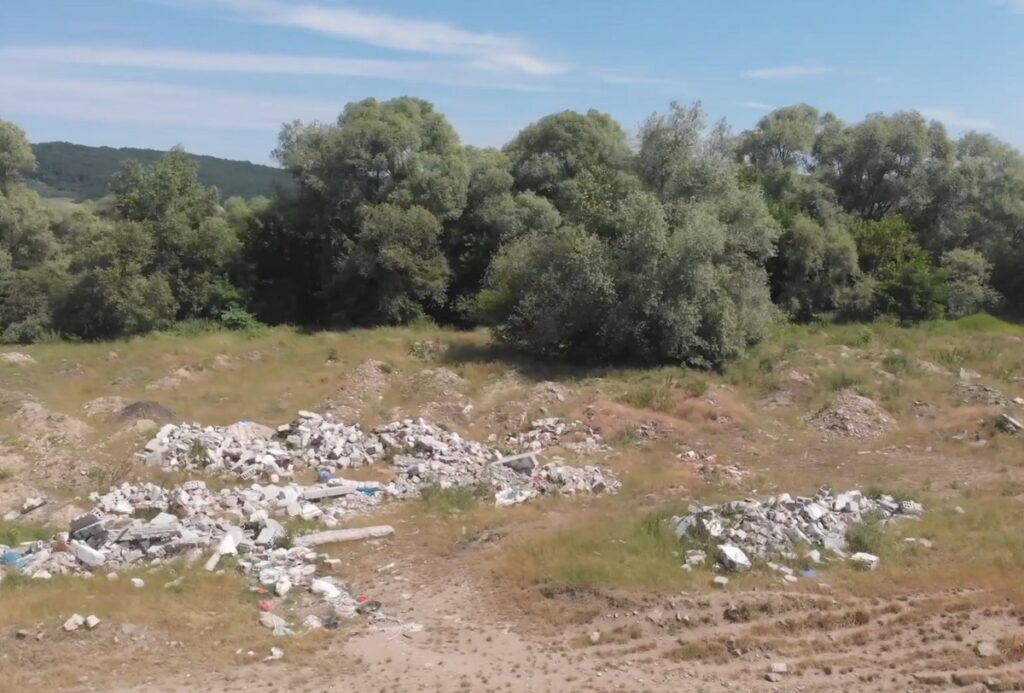 Malul stâng al Mureșului în zona Deva este un COTEȚ cu gunoaie: USR vine și cu câteva soluții interesante