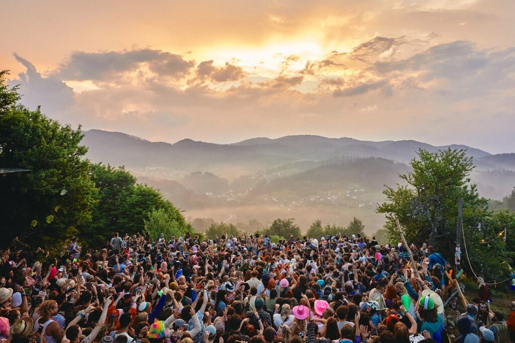 Festivalul de muzică electronică în Țara Zarandului, în zona Brad? Festivalul celor „Trei Apusuri”