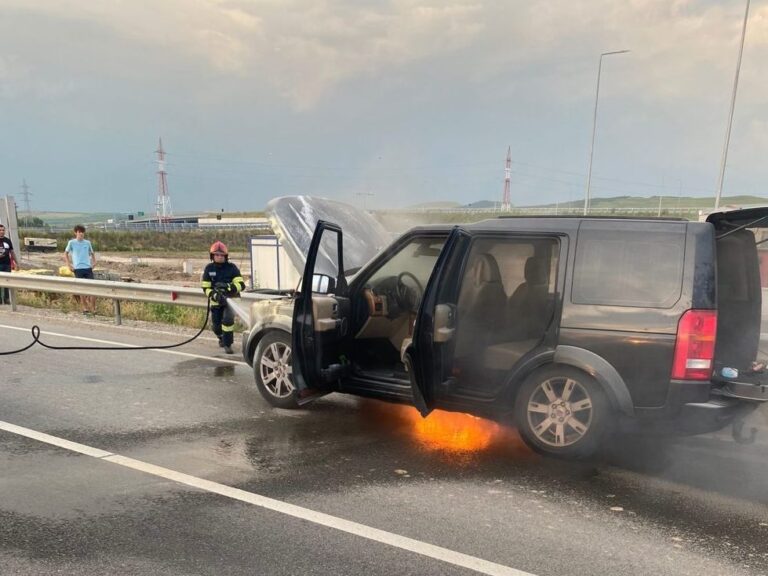 O mașină a luat foc în mers pe autostrada A10 Sebeș-Turda