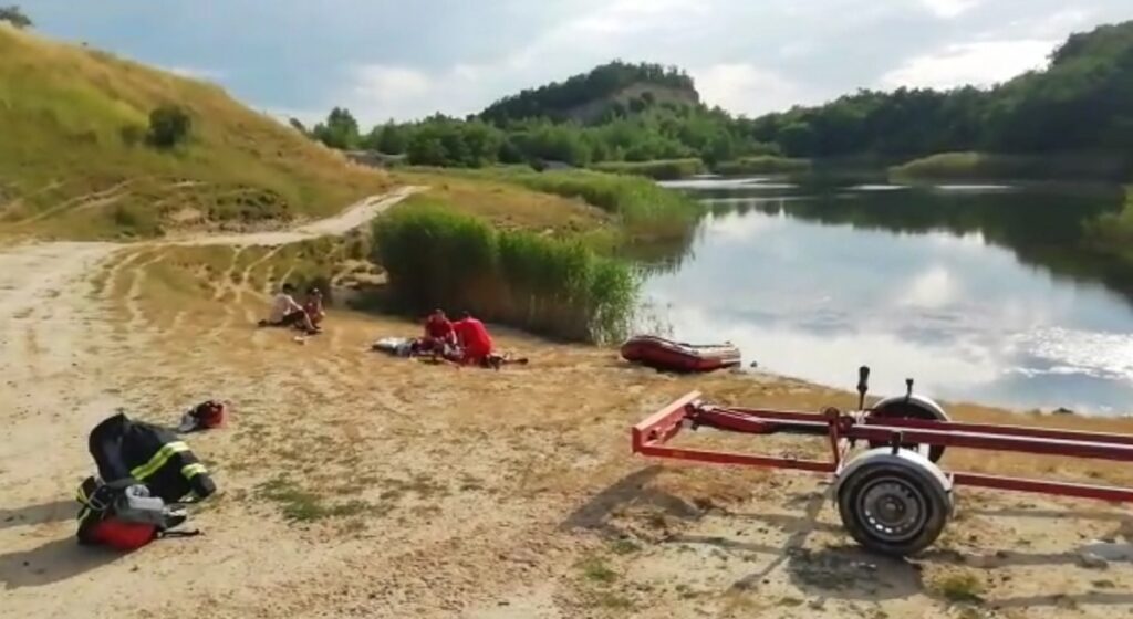 (VIDEO) Un băiat s-a înecat în lacul Laguna Albastra, în Aghireșu