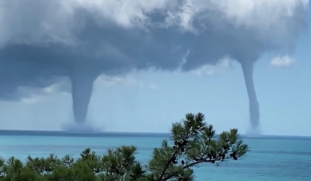 VIDEO-ȘOCANT: Două TORNADE de APĂ, uriașe, au fost filmate în Marea Neagră!