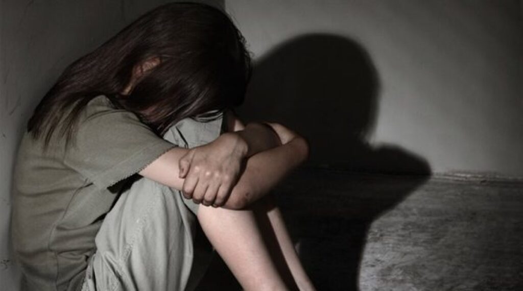În plină noapte, pe o stradă din Orăștie, o tânără a fost violată de doi bărbați