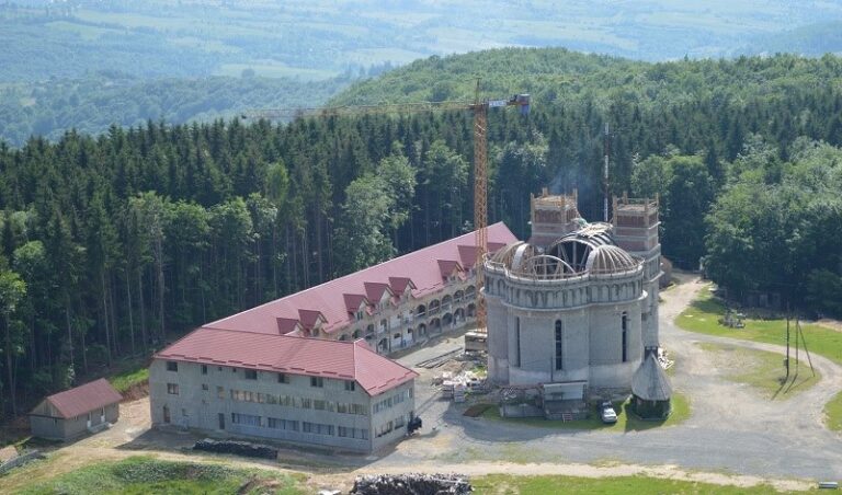Mănăstirea Sf. Ioan Iacob de la Hozeva, așezată într-o oază de liniște din Piatra Craiului 