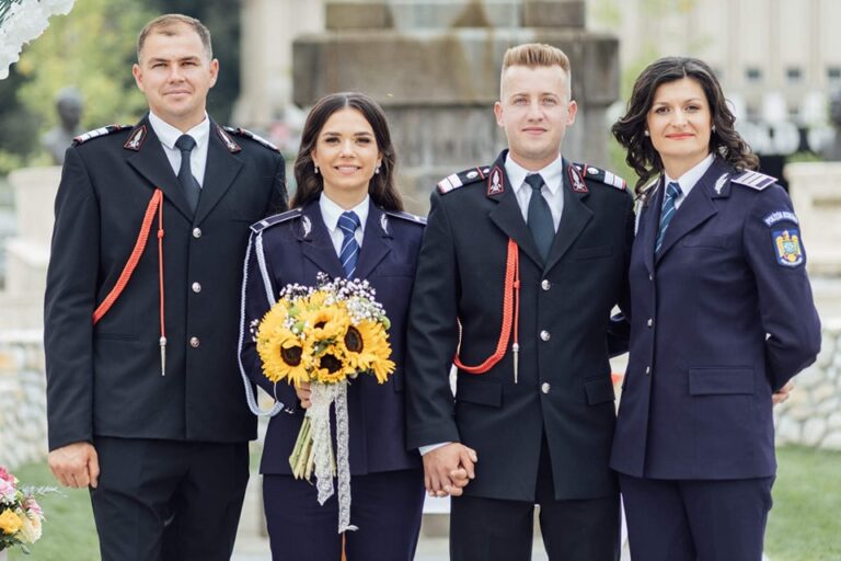 Nuntă în uniformă: Un pompier din Câmpeni s-a însurat cu o polițistă la Baia de Arieș