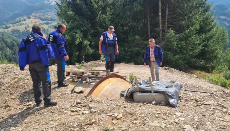 Primăria din Albac nu a stat cu mâinile în sân: A montat rezervoare cu apă în Pleșești, Valea Datioanii, Față și Cionești