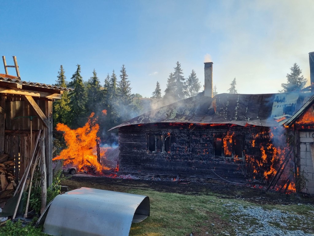 Tragedie în Apuseni: O casă din Arieșeni s-a făcut scrum din cauza unui incendiu