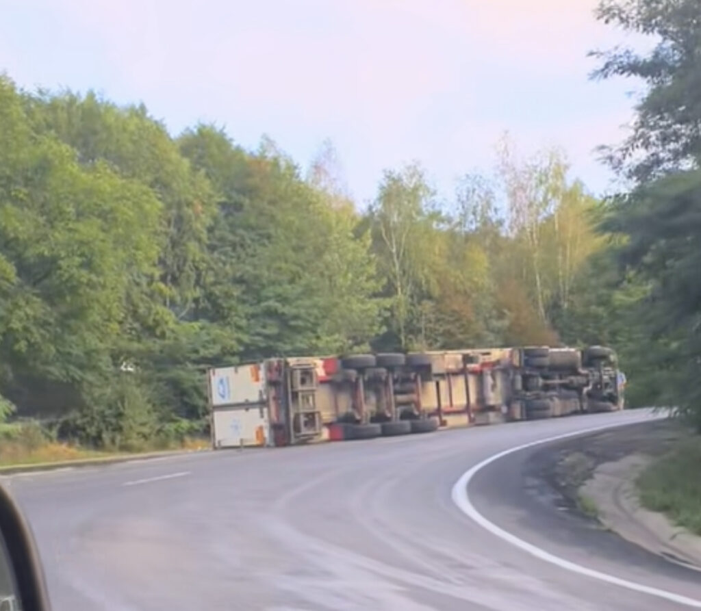 Un TIR s-a răsturnat pe DN1 E60 Cluj-Oradea, în zona Piatra Craiului: Sunt scurgeri de combustibil!