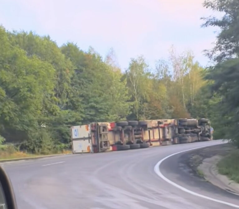 Un TIR s-a răsturnat pe DN1 E60 Cluj-Oradea, în zona Piatra Craiului: Sunt scurgeri de combustibil!
