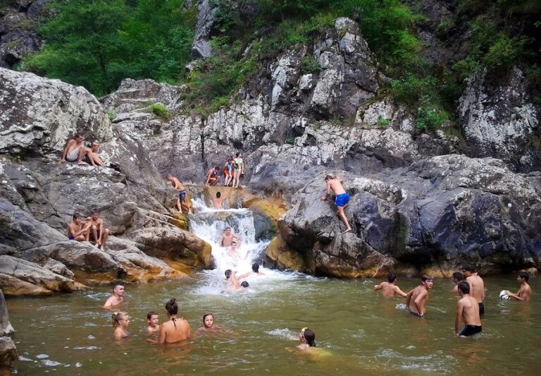 Cascada Ciucaş, locul ascuns din Apuseni unde te poți scălda liniștit: Apa este caldă din cauză stâncilor încălzite de soare!