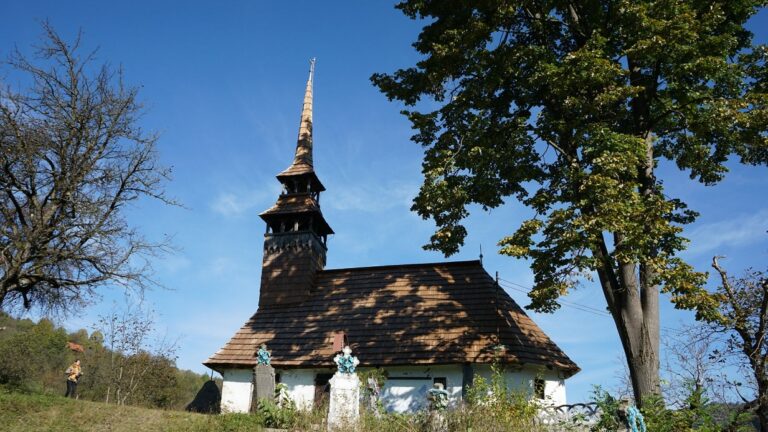 Tradiție și credință: Biserica de lemn „Sfântul Mare Mucenic Gheorghe” din Luncșoara,  Hălmăgel