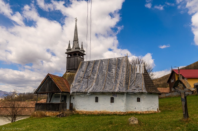 Biserica din lemn de la Surduc, tradiție și credință de peste 250 de ani: Bârnele din lemn de stejar sunt așezate în clasicul sistem Blockbau!