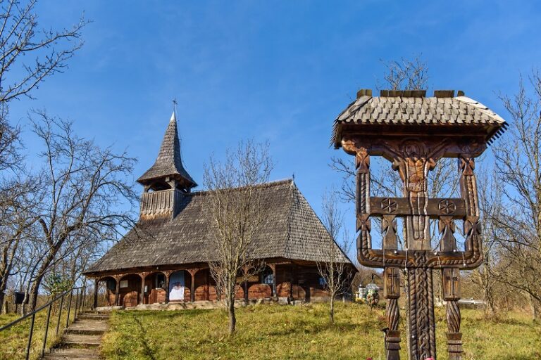 Biserica „Sfinții Arhangheli” din Straja: Dimitrie Ispas a împodobit interiorul cu ansamblu mural