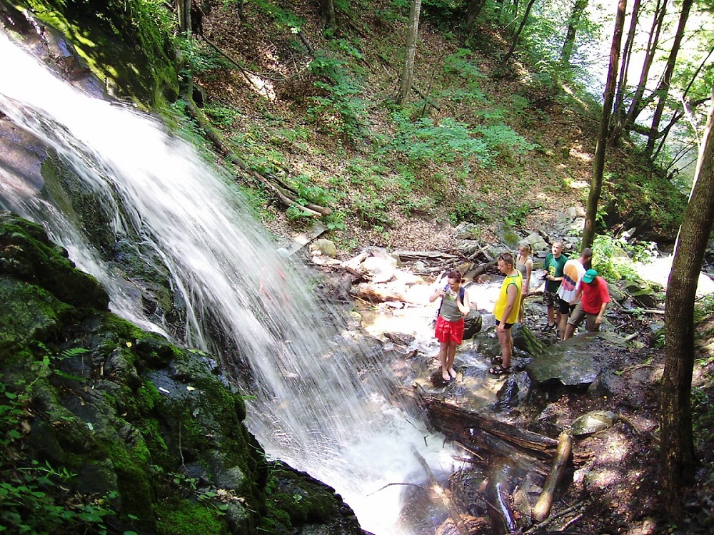 Cascada Valea Sasului, locul perfect pentru popasuri, zonă superbă pentru drumeții