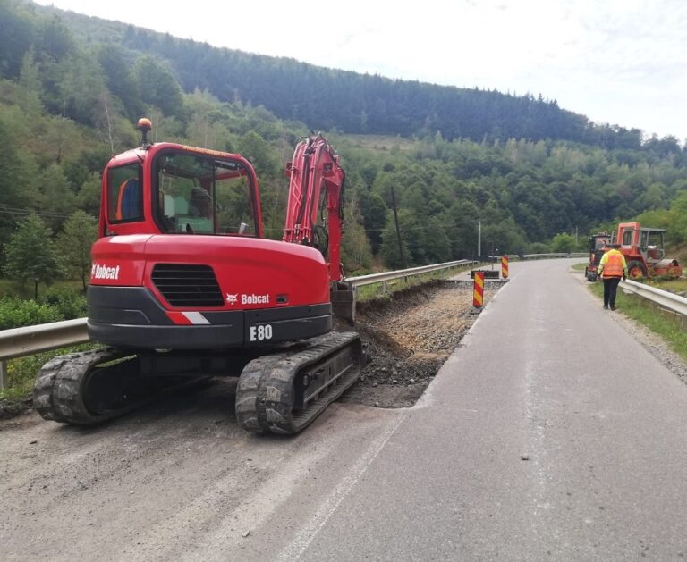 Se derulează lucrări de întreținere pe DJ 108A Ciucea – Vânători – limită cu județul Sălaj