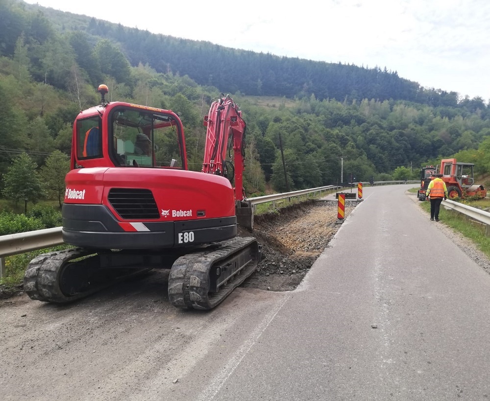 Se derulează lucrări de întreținere pe DJ 108A Ciucea – Vânători – limită cu județul Sălaj