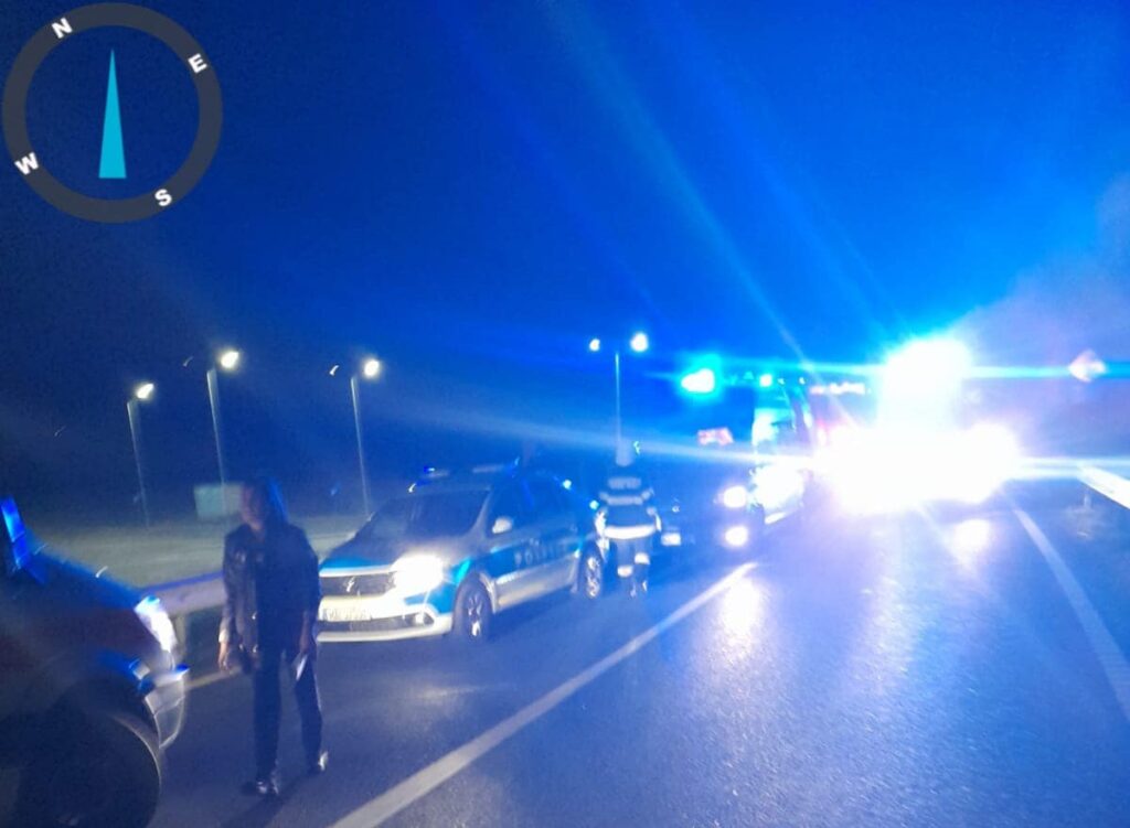 Două mașini au fost implicate într-un accident, noaptea trecută, pe DN76, la ieșirea din Brad: Patru persoane au fost transportate la spital!