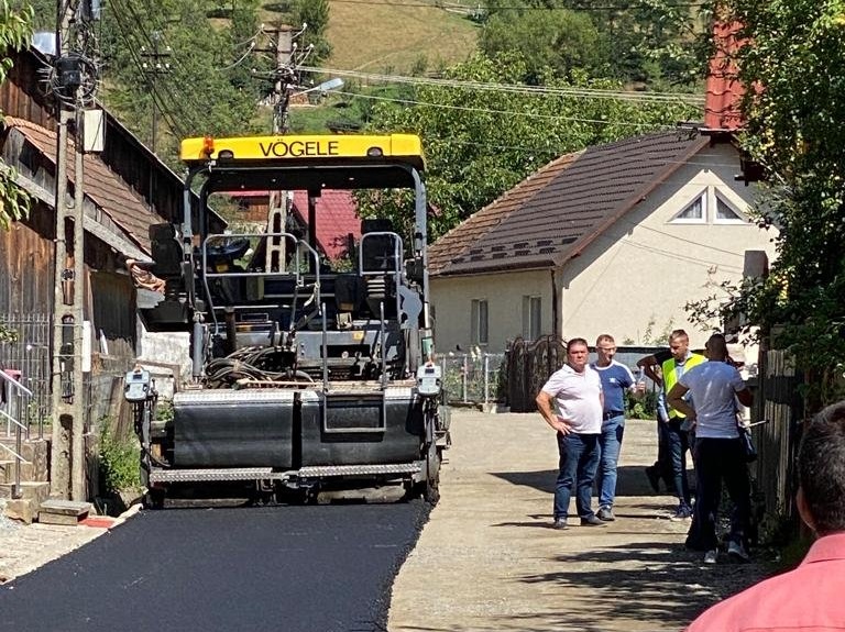 A fost turnat primul strat de asfalt pe strada Gării din Câmpeni, pe tronsonul între podul peste pârâul Abrudel și Stația de Pompieri