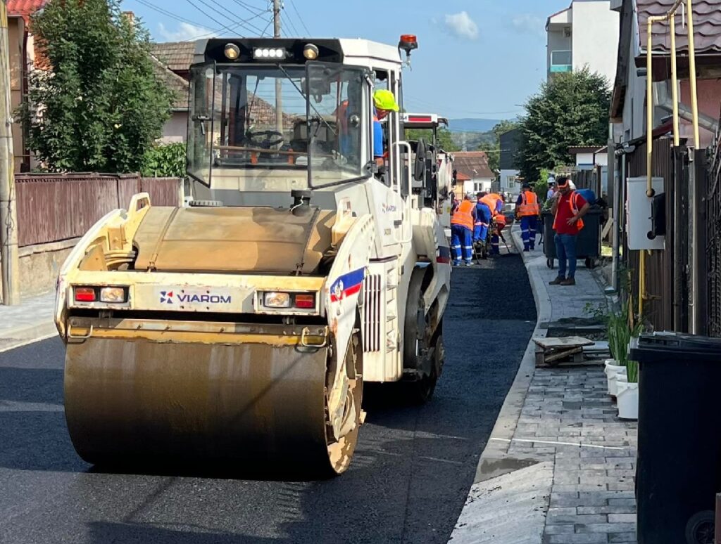 Se toarnă primul strat de uzură pe strada Suceagului din Gilău