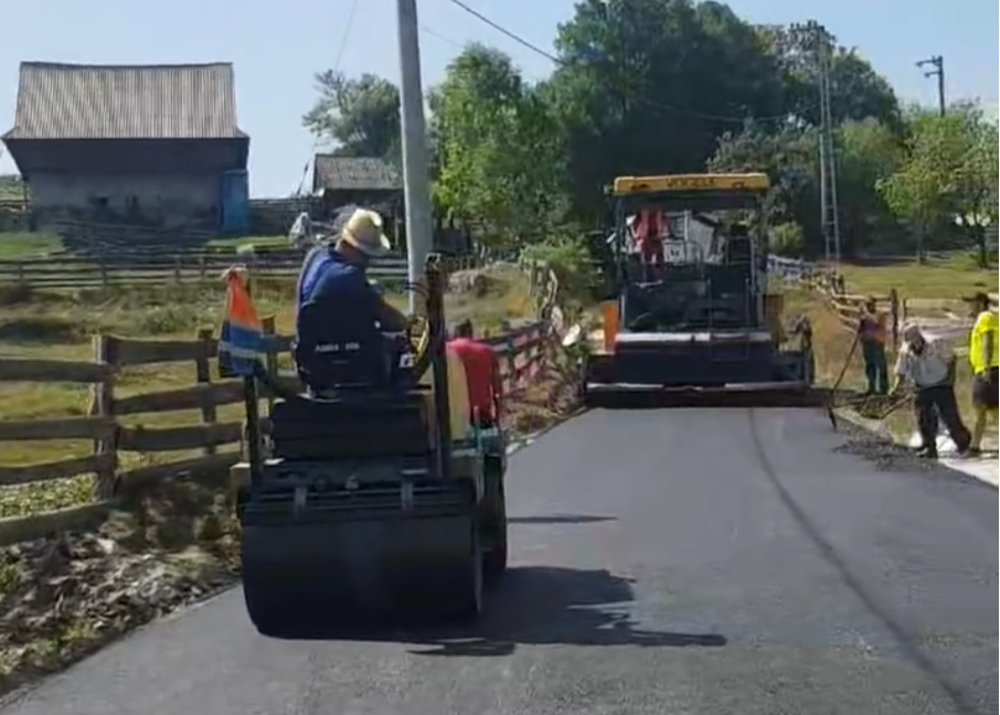 (VIDEO) Centimetru cu centimetru toate drumurile din Mărișel vor fi asfaltate
