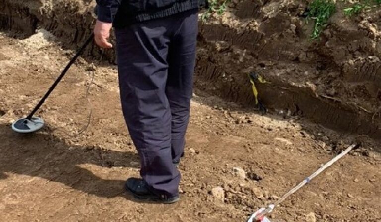 Un bărbat din Roșia a găsit o grenadă, în curtea casei