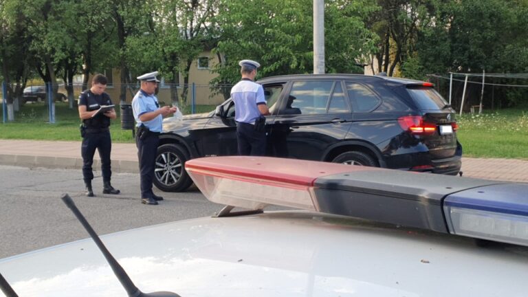 Poliția e ieșit la vânătoare de drogați și băuți la volan în Brad! Bilanț trist: Tineri sub 20 de ani prinși drogați la volan!