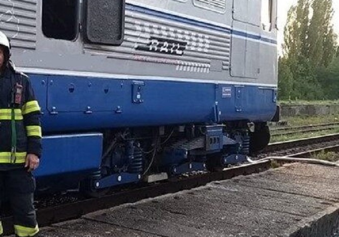 Pompierii din Aleșd au stins un incendiu la locomotiva unui tren de marfă, aflat în Gara Vadu Crișului