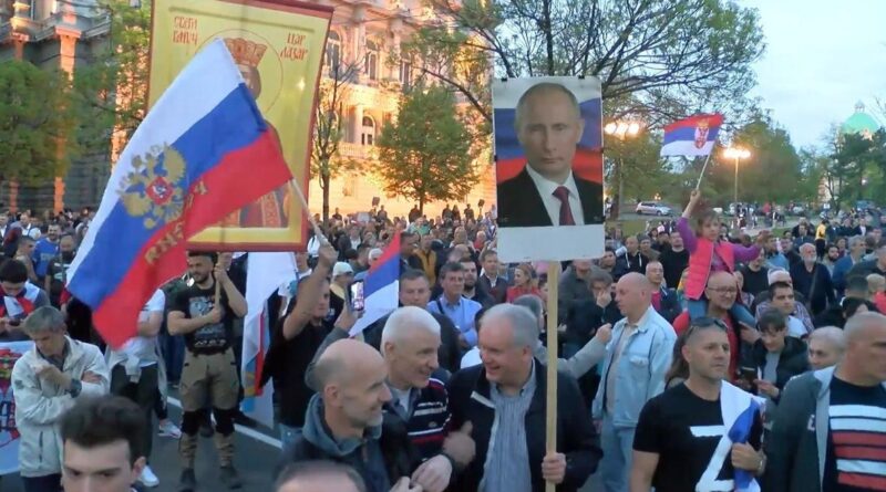 Președintele Serbiei este mirat că sârbii poartă portrete cu Putin: Serbia este scena unui război  între Est și Vest