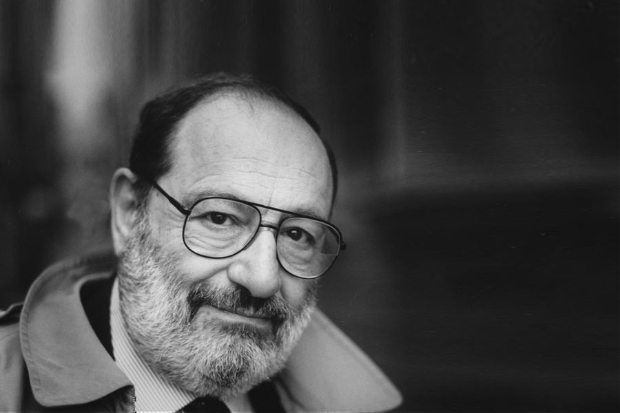 Umberto Eco: Drama internetului este că l-a promovat pe idiotul satului ca purtător de adevăr. Ce sindrom a provocat „invazia imbecililor” ?